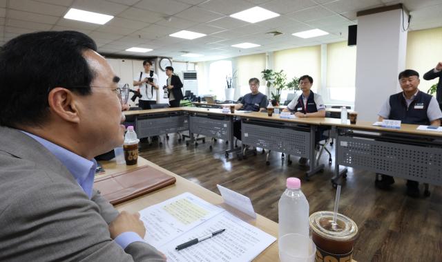 박홍근 기획예산처 장관이 7월 28일 서울 중구 민주노총을 방문 양경수 위원장 등과 간담회를 하고 있다사진연합뉴스