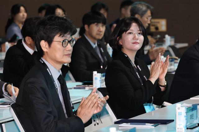 이해진 네이버 창업자 겸 이사회 의장왼쪽과 최수연 네이버 대표가 지난 1월 서울 중구 한국은행 콘퍼런스홀에서 열린 2026 한국은행ㆍ네이버 공동 AX 콘퍼런스에서 박수를 치고 있다사진연합뉴스