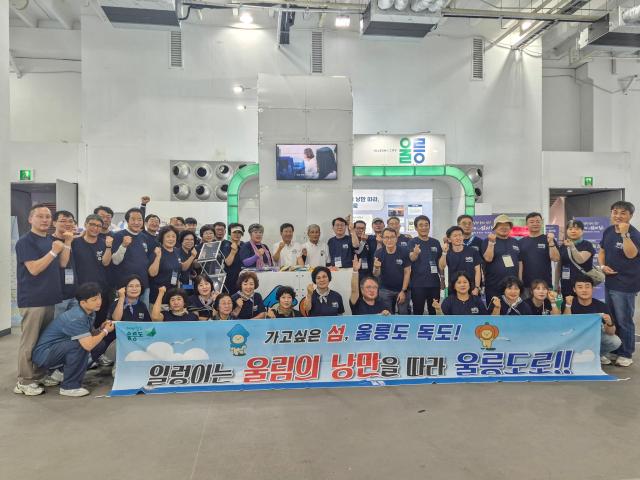 울릉군 관계자와 행사 참가자들이 전남 여수에서 열린 제7회 ‘섬의 날’ 행사에서 울릉군 홍보부스 앞에 모여 기념 촬영을 하고 있다사진안경호 기자