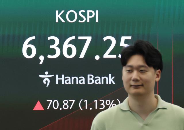 코스피가 상승 출발한 7일 서울 중구 하나은행 딜링룸 현황판에 코스피가 표시되고 있다 이날 오전 9시 2분 현재 코스피는 전장보다 7276포인트116 오른 636914 코스닥지수도 전장보다 1226포인트153 오른 81393이다 사진연합뉴스