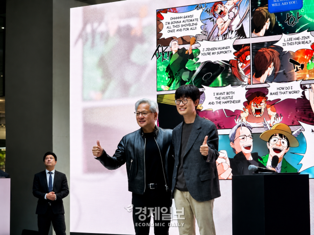 젠슨 황 엔비디아 CEO왼쪽과 이해진 네이버 이사회 의장오른쪽이 성남시 네이버 1784 사옥에 방문해 기념 사진을 찍고 있다 사진류청빛 기자