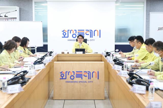 윤성진 화성특례시 제1부시장이 폭염 대응 점검회의에서 대응 방안을 논의하고 있다 사진화성시