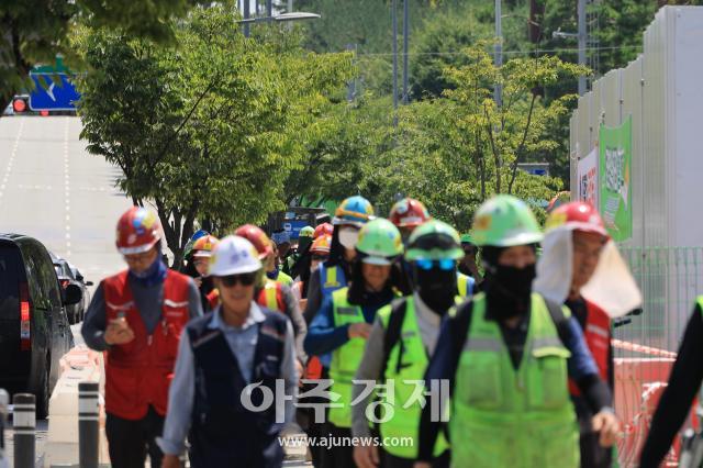지난 5일 경기도 평택시 삼성전자 평택캠퍼스의 P5 공사현장으로 인부들이 출근하고 있다 20260805
