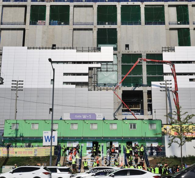 지난 5일 경기도 평택시 삼성전자 평택캠퍼스의 P5 공사현장에서 인부들이 퇴근하고  있다 그 앞으로 인부들의 퇴근용 차량들이 줄지어 서있다 20260805