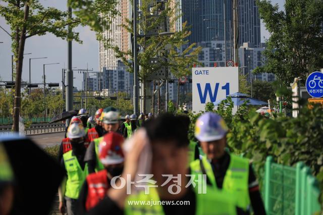 지난 5일 경기도 평택시 삼성전자 평택캠퍼스의 P5 공사현장에서 인부들이 퇴근하고 있다 20260805
