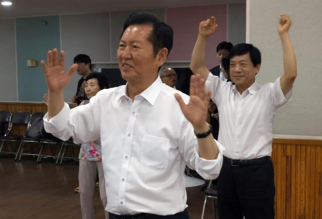 더불어민주당 정청래 당 대표 후보와 이성윤 최고위원 후보가 7일 전북 전주시 서원노인복지관을 찾아 회원들과 춤을 추고 있다 사진연합뉴스