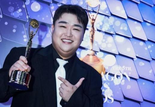 속옷 빨고 졸업식까지…근육병 학생 돌본 공익, 코미디언 김규원이었다