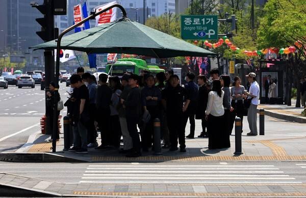 서울 광화문역 네거리에서 횡단보도를 건너려는 시민들이 그늘막 아래 모여 신호를 기다리고 있다 사진연합뉴스