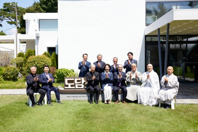 7일 오후 도담소에서 열린 경기도 종교지도자 오찬 간담회에서 추미애 경기도지사와 3대 종단 주요 종교지도자들과 함께 기념촬영을 하고 있다 사진경기도