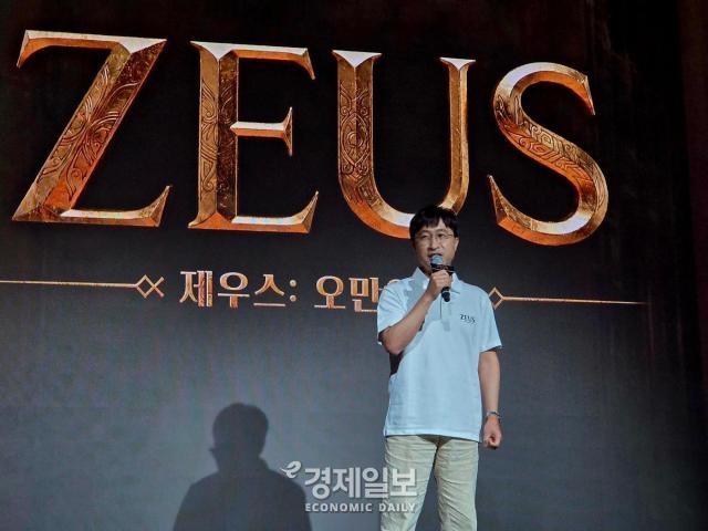 7일 서울 JW 메리어트 동대문 스퀘어에서 남재관 컴투스 대표가 컴투스가 운영하고 에이버튼이 개발한 신작 MMORPG 제우스  오만의 신의 쇼케이스를 진행하고 있다 사진류청빛 기자