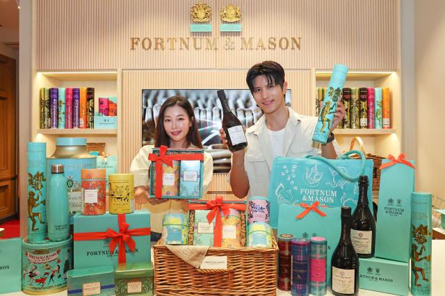 신세계백화점 강남점에서 포트넘앤메이슨 9주년 기념 에디션을 들고 있는 모델 사진신세계백화점
