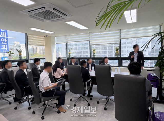 목동8단지 재건축정비사업조합 사무실에서 GS건설과 대우건설 DL이앤씨 IPARK현대산업개발 관계자들이 참석한 가운데 현장설명회가 진행되고 있다 사진우용하 기자