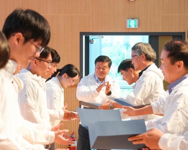 2026년 전국기능경기대회 학생선수단 발대식 선수단 격려중인 이병도 교육감사진충남교육청