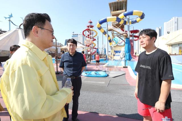 민경선 고양특례시장이 주요시설을 둘러보며 안전관리 현황에 대한 설명을 듣고 있다 사진고양시