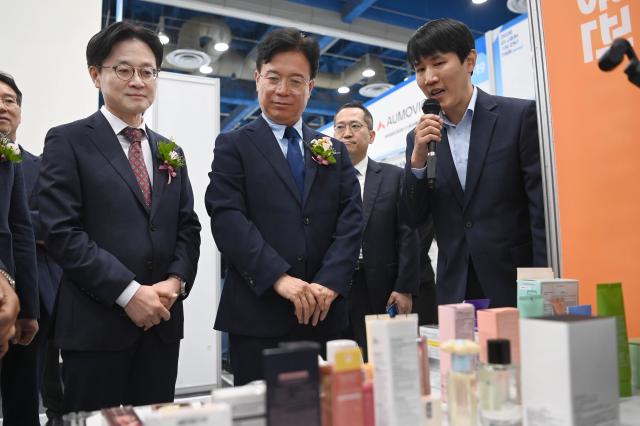 지난 6월 1일 서울 강남구 코엑스에서 열린 2026 글로벌 탤런트 페어 개막식에서 김정관 산업통상부 장관사진 왼쪽과 김영훈 고용노동부 장관과 박람회 주요부스를 둘러보고 있다 사진산업통상부