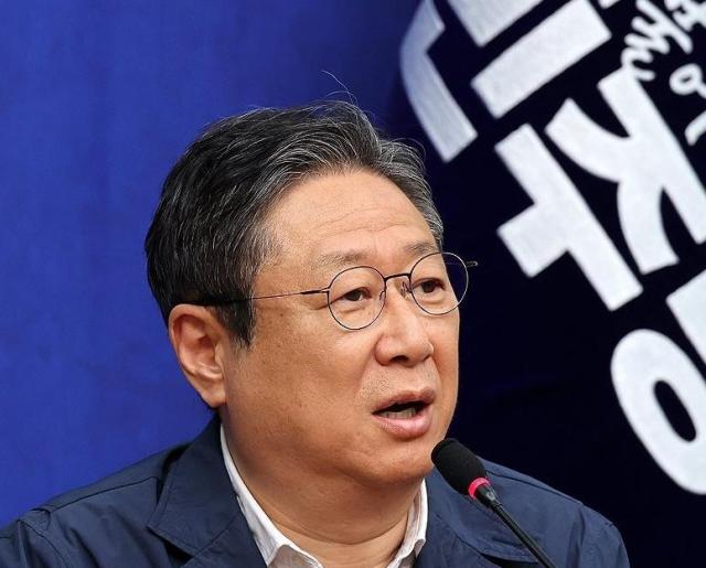 황희 더불어민주당 전략공천관리위원장이 지난 4월 20일 국회에서 열린 6·3 지방선거 관련 기자회견에서 울산 남갑 국회의원 보궐선거 후보로 전태진 변호사를 전략 공천하겠다고 공식 발표하고 있다 사진연합뉴스
