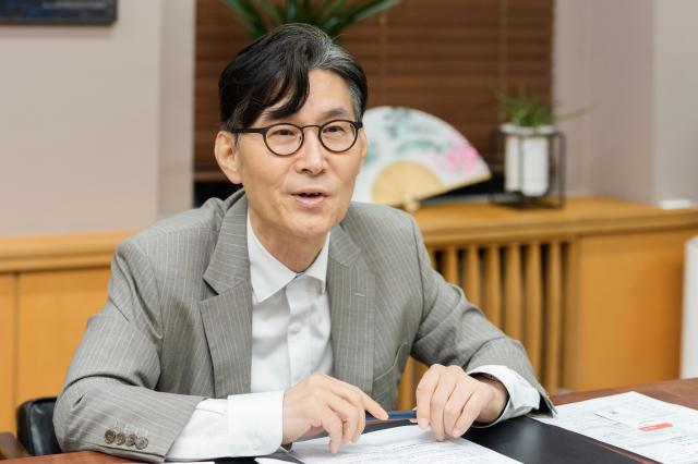 이범헌 한국문화예술위원회 위원장이 6일 서울 종로구 예술가의집에서 인터뷰를 하고 있다 사진한국문화예술위원회