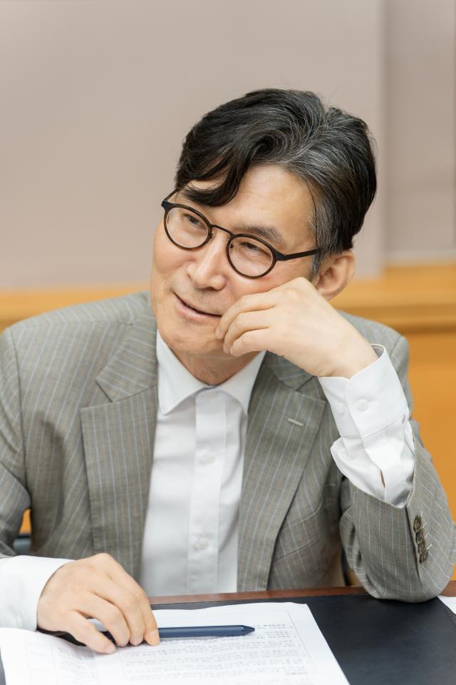 이범헌 한국문화예술위원회 위원장이 6일 서울 종로구 예술가의집에서 인터뷰를 하고 있다 사진한국문화예술위원회