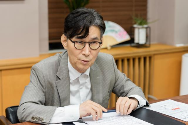 이범헌 한국문화예술위원회 위원장이 6일 서울 종로구 예술가의집에서 인터뷰를 하고 있다 사진한국문화예술위원회