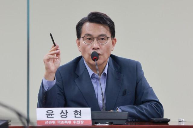 국회의 제9회 전국동시지방선거 투표용지 부족 사태 등 국민 참정권 침해 진상규명 및 선거관리 개혁을 위한 국정조사 특별위원장인 윤상현 국민의힘 의원이 7일 국회 의원회관에서 선관위 투표용지 부족 사태 등과 관련해 대학생들과 간담회를 하고 있다 사진연합뉴스