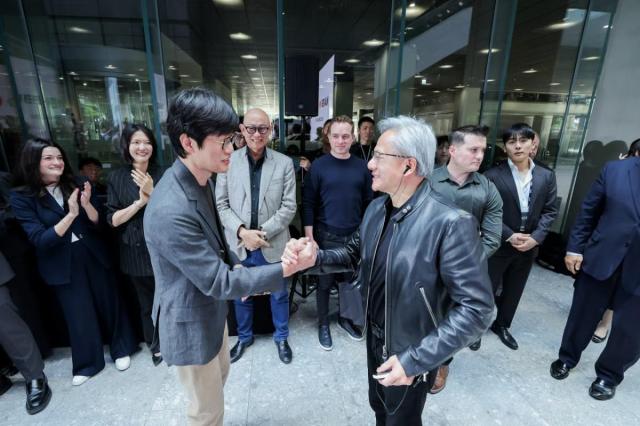 이해진 네이버 이사회 의장과 젠슨황 엔비디아 최고경영자CEO가 경기도 성남시 네이버1784 건물에서 인사를 나누고 있다사진네이버