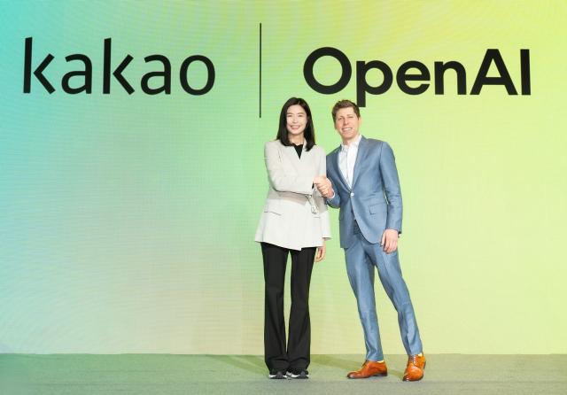 정신아 카카오 대표왼쪽와 샘 알트먼 오픈AI CEO가 기념 사진 촬영을 하고 있다 사진카카오