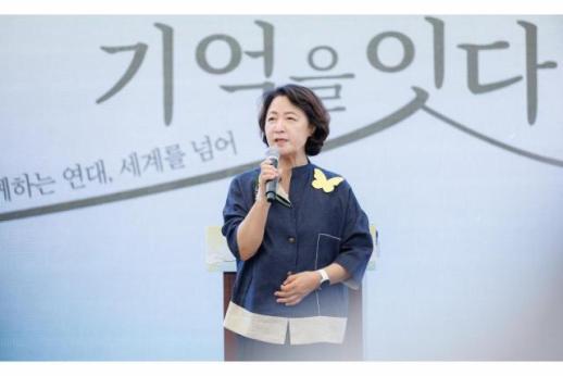 추미애 경기도지사 국가가 못하면 시민이 외쳐야...강일출 할머니 흉상 앞 연대 강조