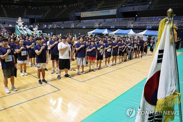 Goyang  Yonhap News Ngày 88 tại lễ khai mạc Giải cầu lông dành cho gia đình đa văn hóa toàn quốc 2026 diễn ra ở Nhà thi đấu Goyang thành phố Goyang tỉnh Gyeonggi các vận động viên tham dự đang thực hiện nghi thức chào cờ và hát Quốc ca
