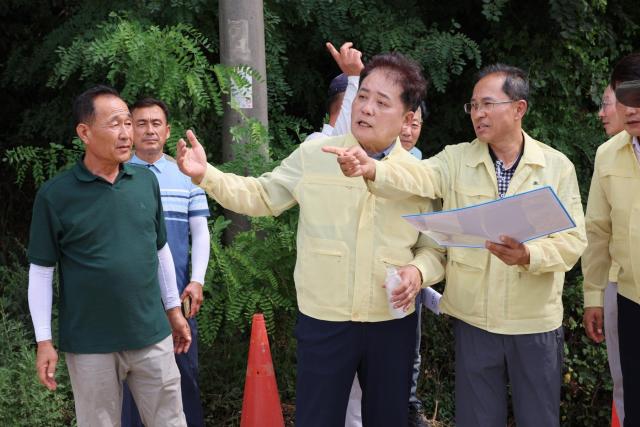 사순문 장흥군수가 주말인 8일에도 관내 가뭄 취약지역을 찾아 현장 대응 상황을 점검하고 군민 피해 최소화를 위한 총력 대응을 주문했다사진장흥군