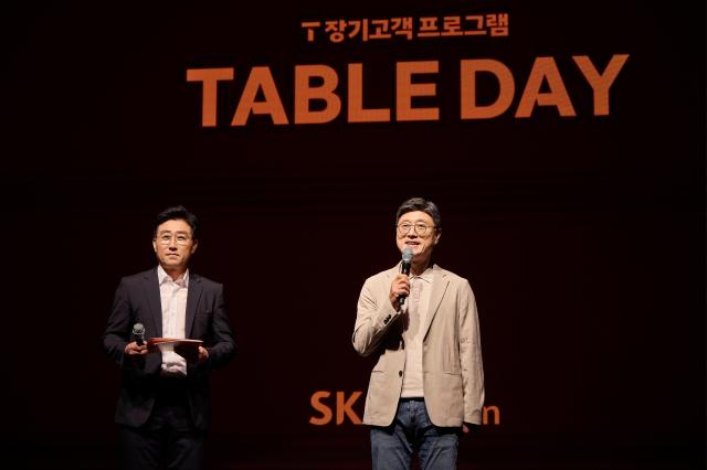 정재헌 SKT CEO오른쪽가 ‘테이블 데이’ 오프닝 무대에서 장기고객들에게 환영 인사를 전하고 있다 사진SK텔레콤