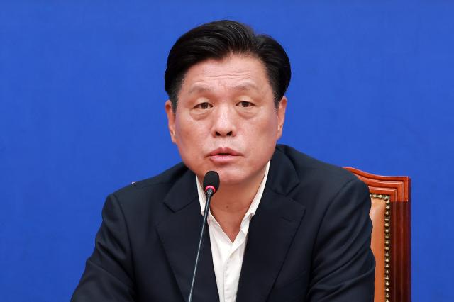 더불어민주당 조승래 사무총장이 지난 6월 14일 국회에서 전당대회 준비 상황 등 현안과 관련해 기자 간담회를 하고 있다사진연합뉴스