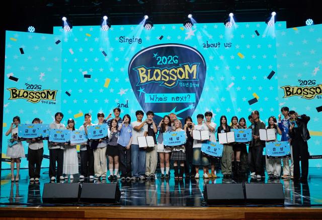 지난 8일 서울 동작구 CTS 아트홀에서 SK브로드밴드 주최한 2026년 청소년 블러썸 음악제에서 참가자들이 단체사진을 찍고 있다 사진SK브로드밴드 