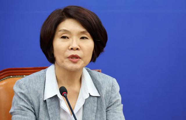 더불어민주당 한정애 정책위의장이 9일 국회에서 열린 기자간담회에서 현안 관련 발언을 하고 있다사진연합뉴스