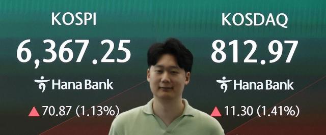 7일 서울 중구 하나은행 본점 딜링룸 현황판에 코스피 지수와 코스닥 지수가 표시되고 있다 이날 코스피 지수는 전 거래일보다 6869포인트109 오른 636507로 개장했다 코스닥 지수는 595포인트074 오른 80762로 거래를 시작했다 사진연합뉴스