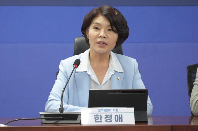 한정애 더불어민주당 정책위의장이 지난 7월 13일 오전 서울 여의도 국회의원회관에서 열린 2026 하반기 경제성장전략 당정협의에서 인사말을 하고 있다사진유대길 기자 dbeorlf123ajunewscom
