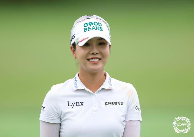 장은수가 한국여자프로골프KLPGA 투어 데뷔 이후 10년 만에 첫 승의 감격을 안았다 사진KLPGA