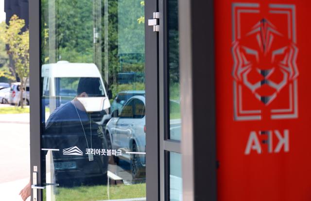 6일 경찰의 압수수색이 진행된 충남 천안시 서북구 입장면 대한축구협회 사무실 안으로 협회 관계자가 출입하고 있다 사진연합뉴스