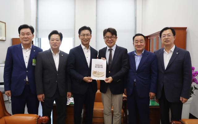 김병삼 영천시장이 유의동 의원국회 국토교통위원회 위원장을 면담·건의 하고 단체사진을 촬영하고 있다사진영천시
