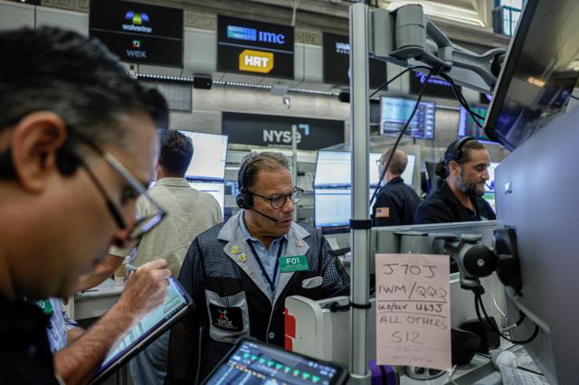 지난 7일현지시간 뉴욕증권거래소NYSE 객장에서 선물·옵션 트레이더들이 업무를 보고 있다 사진로이터·연합뉴스