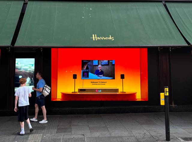 LG전자가 영국 런던의 대표 럭셔리 백화점인 해러즈Harrods에서 차세대 무선 월페이퍼 TV LG 시그니처 올레드 W모델명 W6의 특별 전시를 진행한다 사진은 해러즈 백화점 1층 쇼윈도에 전시된 LG 시그니처 올레드 W의 모습으로 압도적인 화질과 초슬림 디자인을 경험해 볼 수 있다 사진LG전자