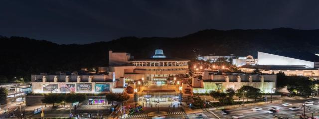 민간 비영리 재단법인에서 2000년특별법인으로 전환된 지배구조로 운영되는 예술의 전당 사진예술의전당 