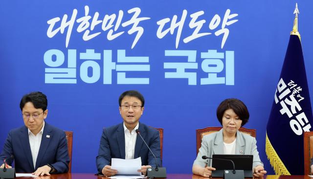 한병도 더불어민주당 당 대표 직무대행 겸 원내대표가 10일 국회에서 열린 원내대책회의에서 발언하고 있다 사진연합뉴스