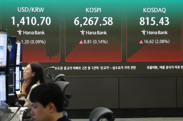 10일 오전 서울 중구 하나은행 딜링룸 사진연합뉴스