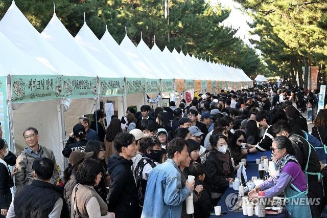 Đông kín người tại Lễ hội Cà phê Gangneung
Ảnh Yonhap News