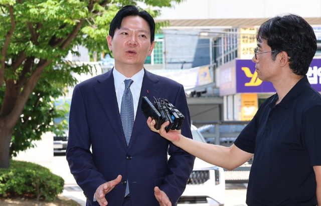 쌍방울 대북송금 사건 수사 과정에서의 규정 위반을 이유로 정직 2개월 징계가 청구된 박상용 인천지검 부부장검사가 지난달 13일 감찰 조사를 받기 위해 인천지검에 출석하며 취재진 질문에 답하고 있다 사진연합뉴스