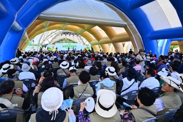 만 6천 명이 93억원 썼다… 속초 실향민문화축제 경제효과 ‘입증’_제11회 실향민 문화축제 개막식 사진속초시