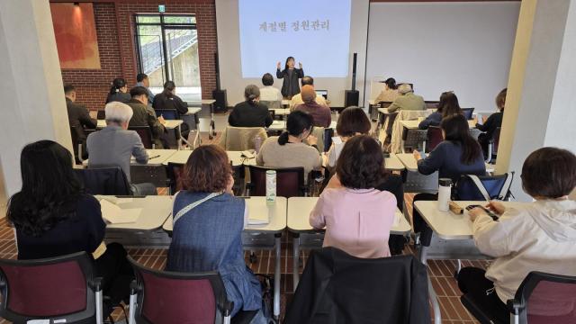 ABC행복학습타운에서 중장년을 대상으로 시민정원사 양성과정을 진행하고 있다 사진시흥시