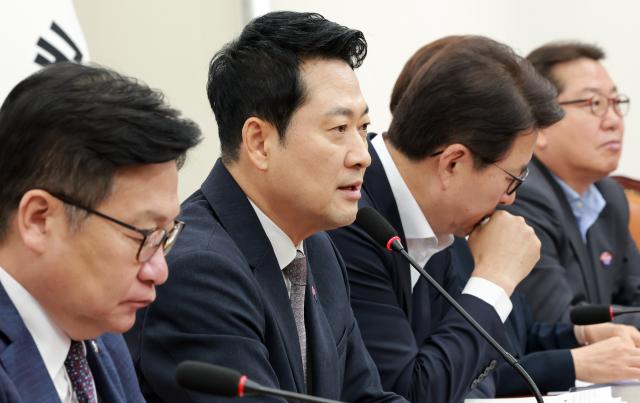 장동혁 국민의힘 대표왼쪽 둘째가 10일 국회에서 열린 최고위원회의에서 발언하고 있다 사진연합뉴스