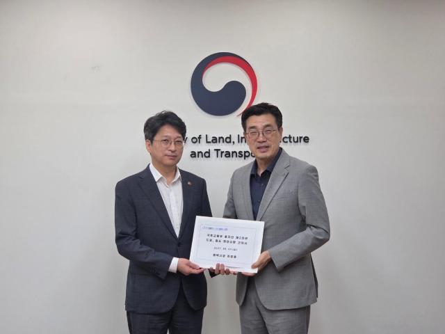 왼쪽부터홍지선 국토교통부 제2차관과 최원용 시장이 기념사진을 찍고 있다 사진평택시