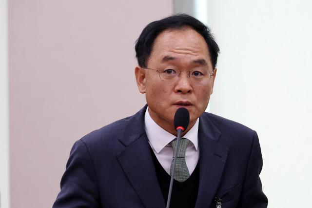 강백신 대구고검 검사가 지난 4월 21일 국회 윤석열 정권 정치검찰 조작기소 의혹 사건 진상규명 국정조사특별위원회에서 열린 서해 공무원 피격·통계조작·윤석열 명예훼손 허위보도 조작기소 의혹 사건에 대한 청문회에서 의원 질의에 답하고 있다 사진연합뉴스